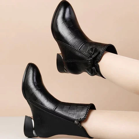 Bota Feminina de Couro Aveludada Alina | Conforto Que Aquece